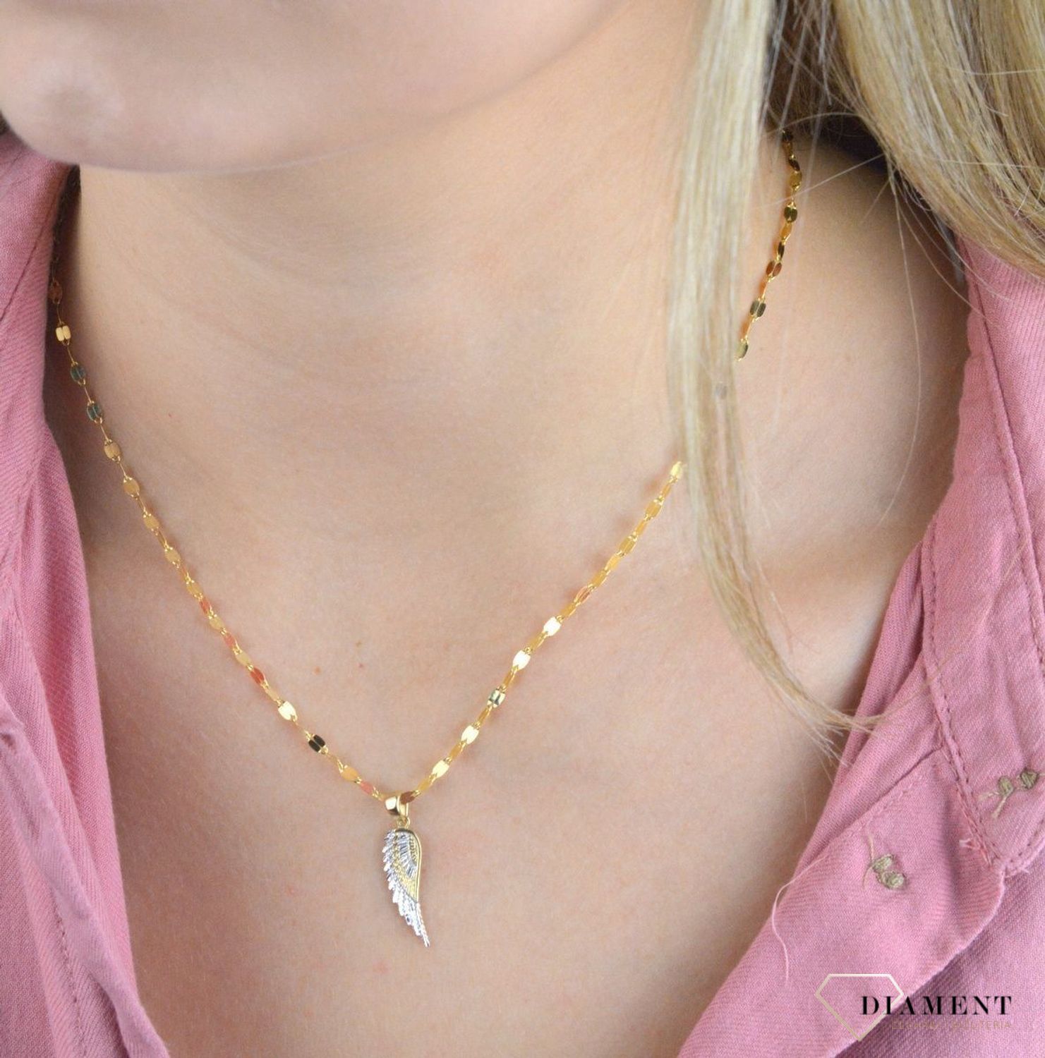 Złota zawieszka 333 skrzydło ozdobione białą cyrkonia ZA 3505C 333.Piękna złota zawieszka w formie skrzydełka wykonana ze złota próby 333. Złota zawieszka w kształcie skrzydełka ozdobiony cyrkonią. Zawieszka w kształcie skrzyd.jpg